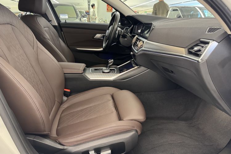 BMW 3 Series 2022 car image #17