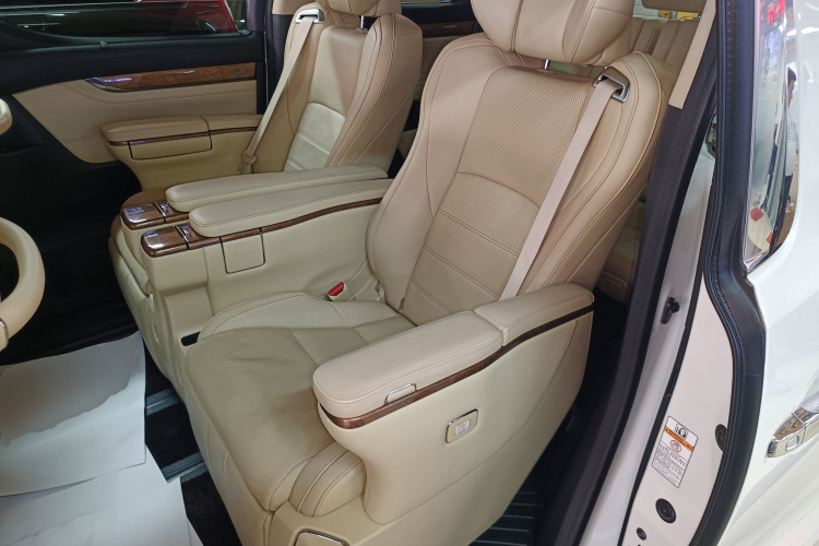 Toyota Alphard 2018 car image #17