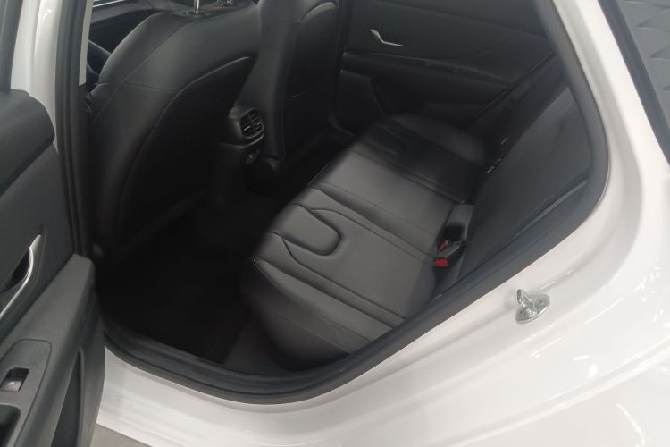 Hyundai Elantra 2024 immagine di auto #17