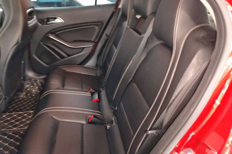 Mercedes-Benz GLA Class 2018 immagine di auto #17