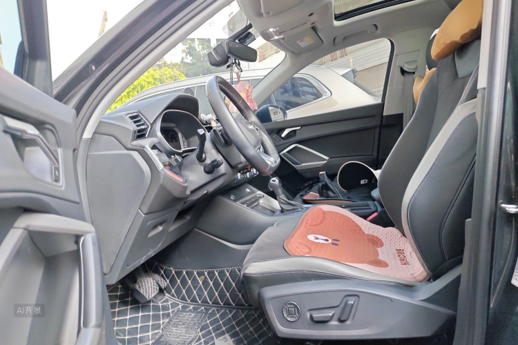 Audi Q3 2019 car image #17
