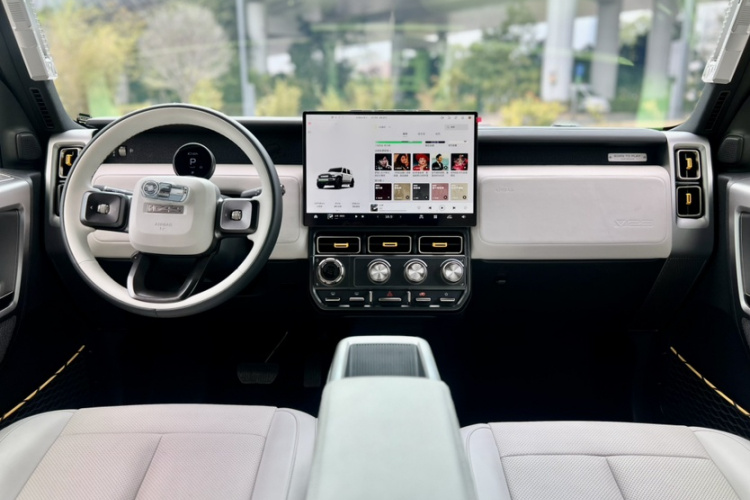 2025 car image #17