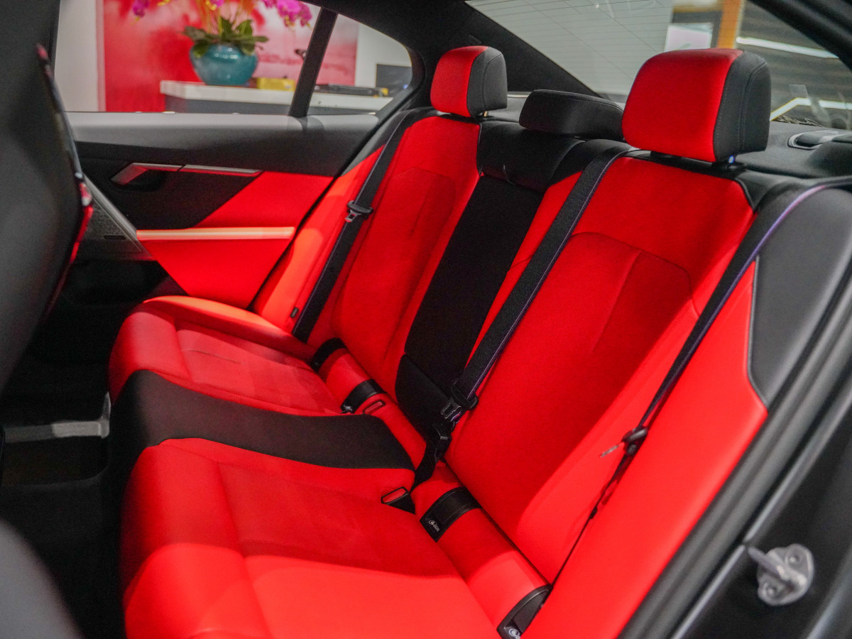 BMW M5 New Energy 2024 immagine di auto #17