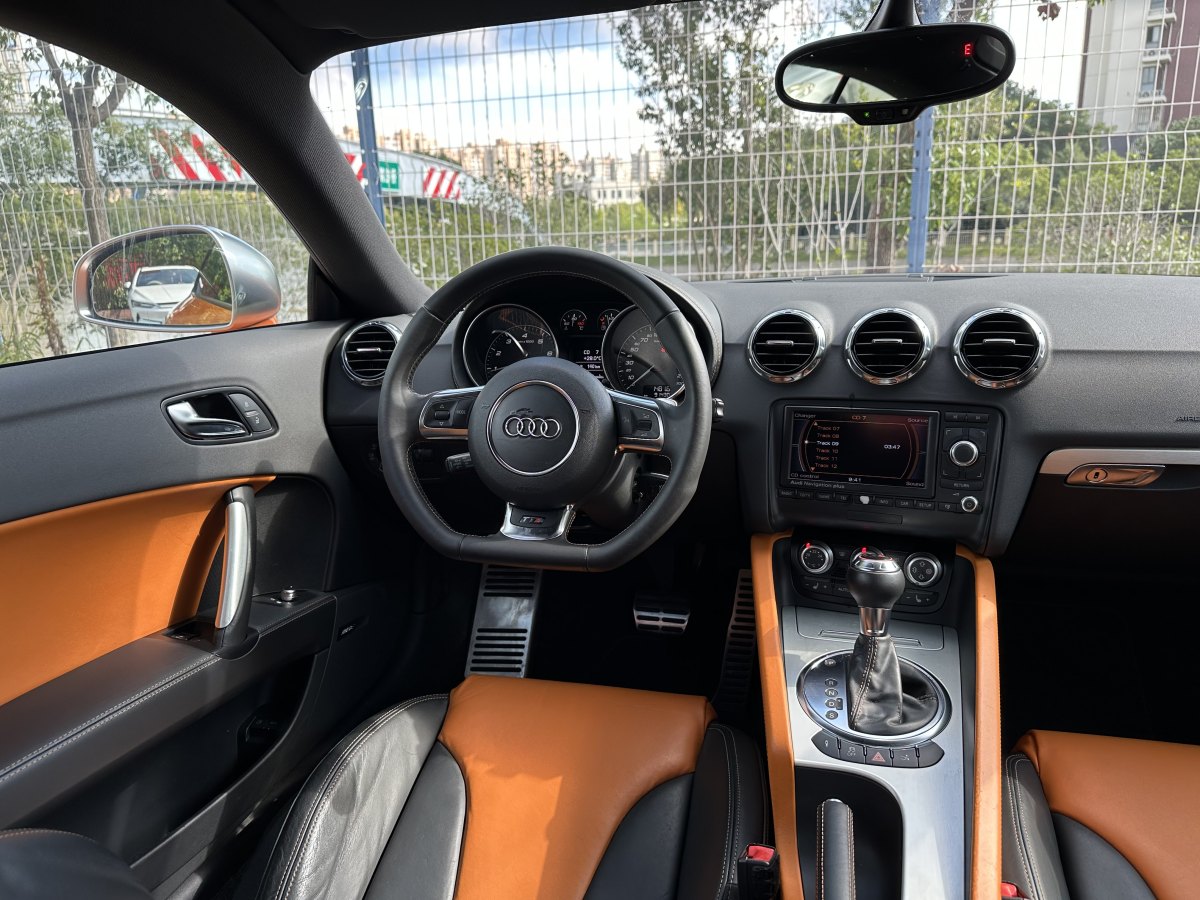 Audi TTS 2011 car image #17