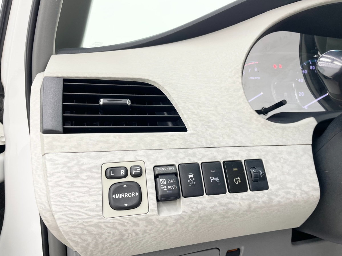 Toyota SIENNA 2010 car image #17