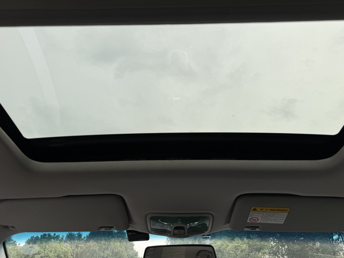 MG GT 2015 car image #17