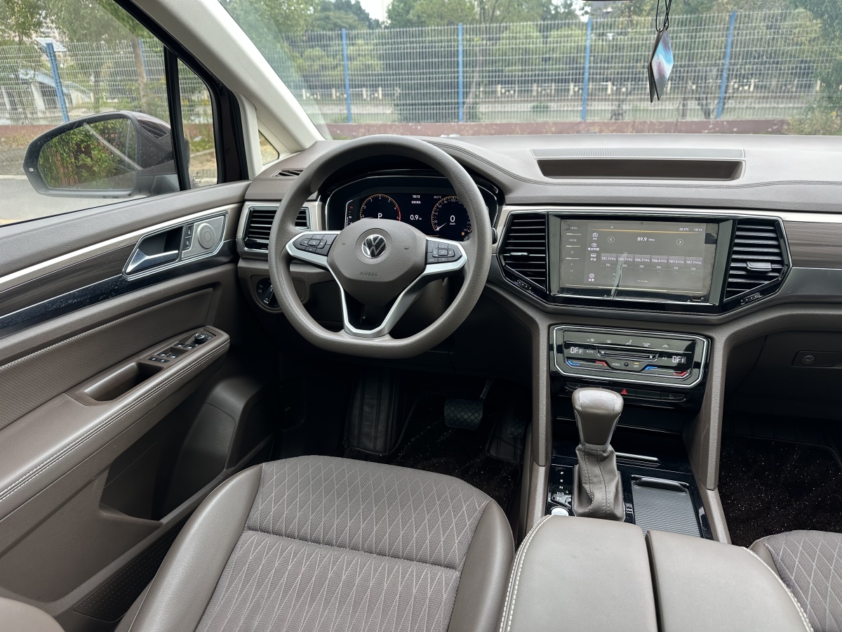 Volkswagen Viloran 2021 car image #17