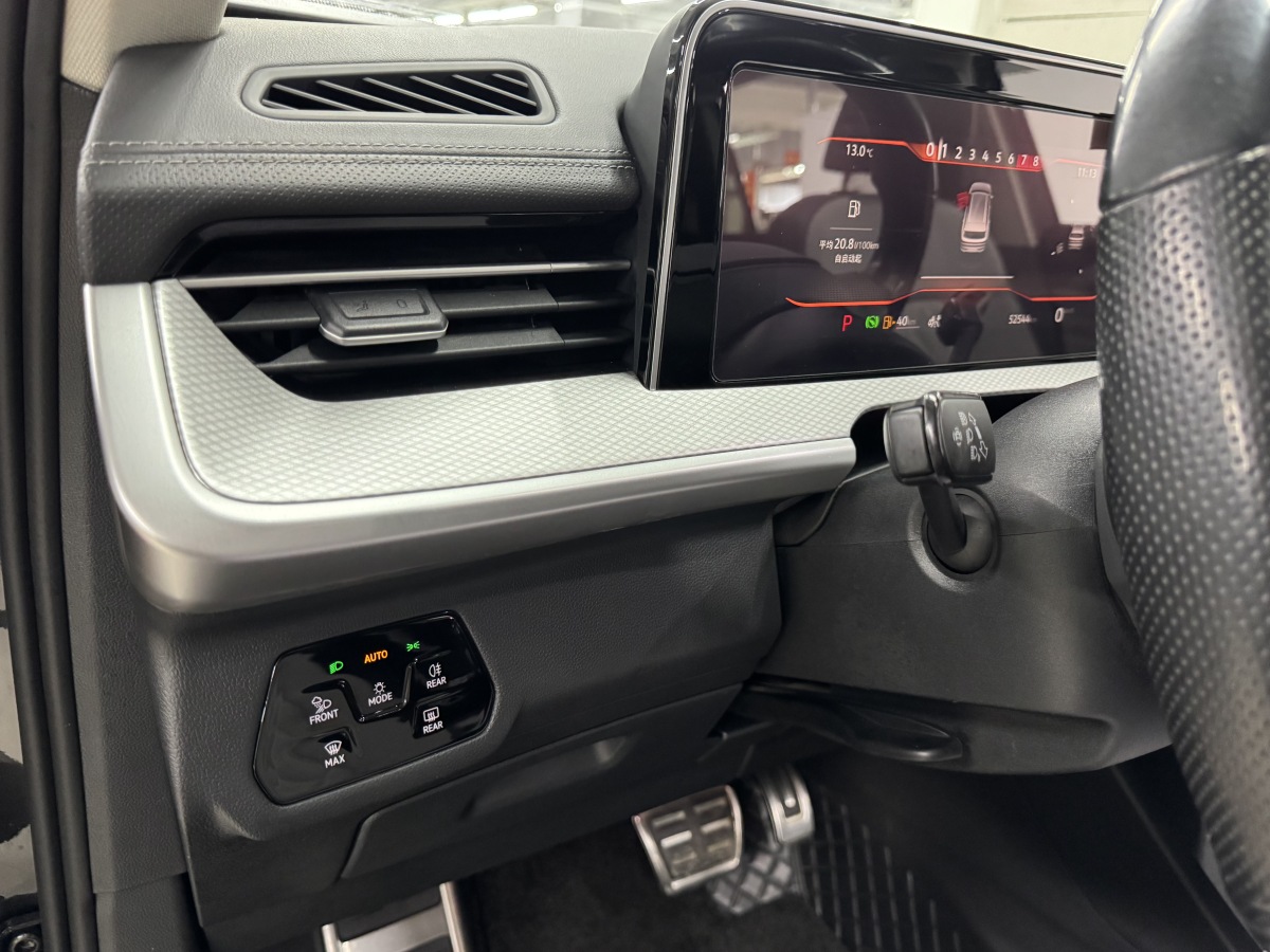 Volkswagen Tavendor 2023 car image #17