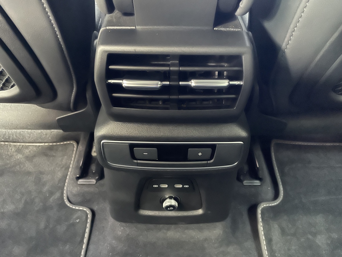 Audi Q4 e-tron 2024 immagine di auto #17