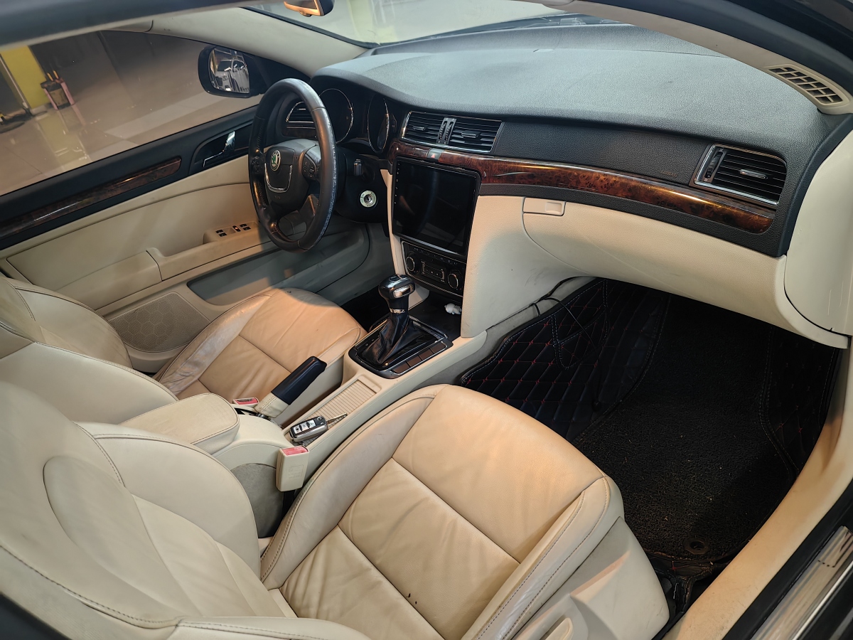 Skoda Superb 2010 car image #17