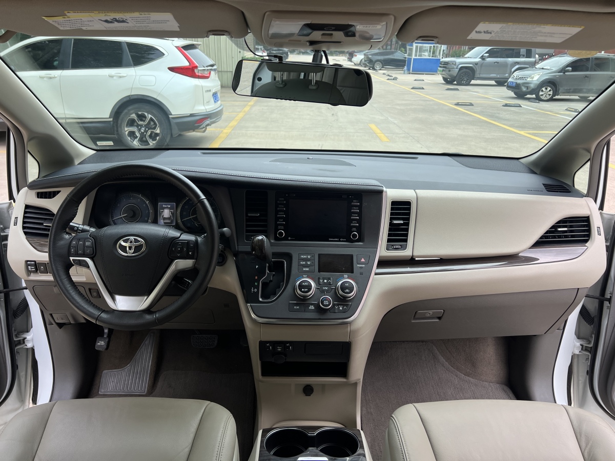 Toyota SIENNA 2018 #17 Toyota SIENNA 2018 car image #17