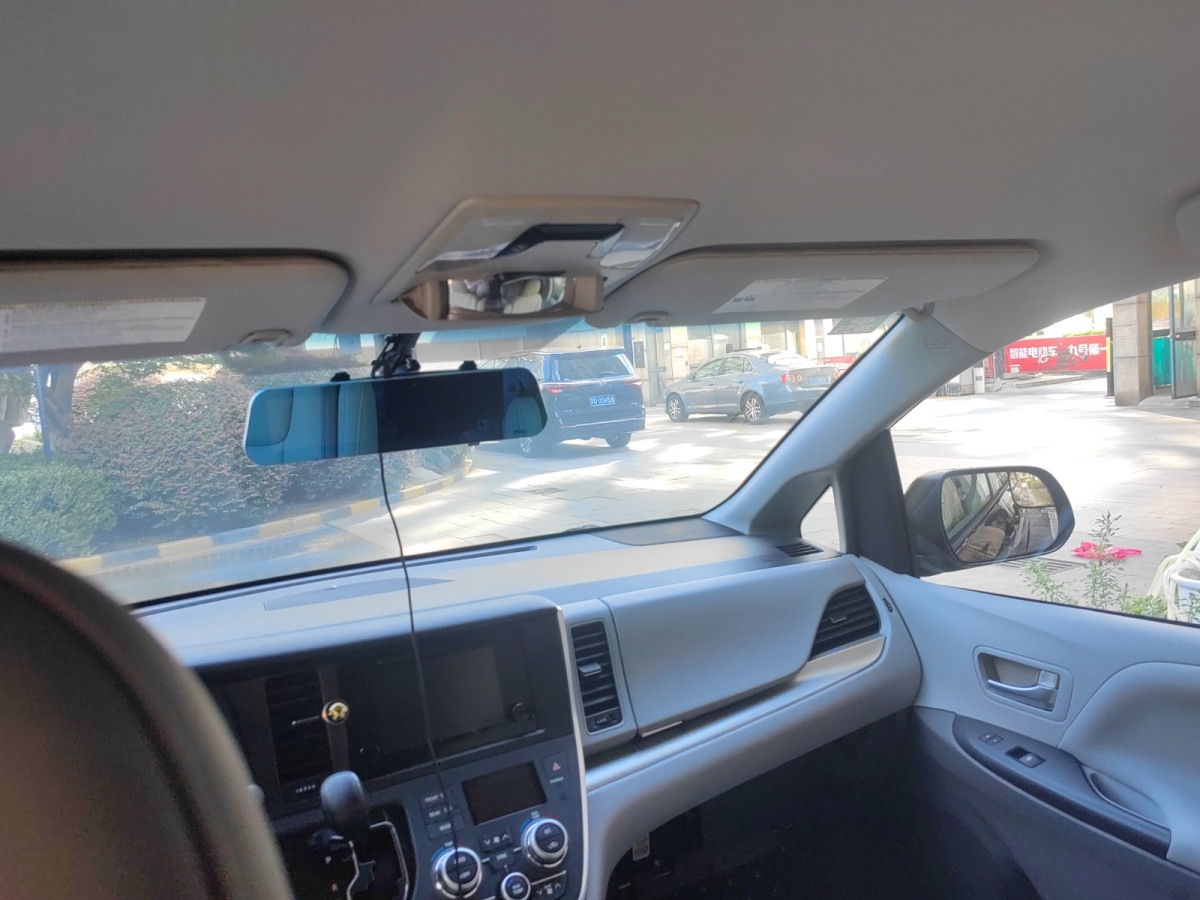 Toyota SIENNA 2015 #17 Toyota SIENNA 2015 car image #17