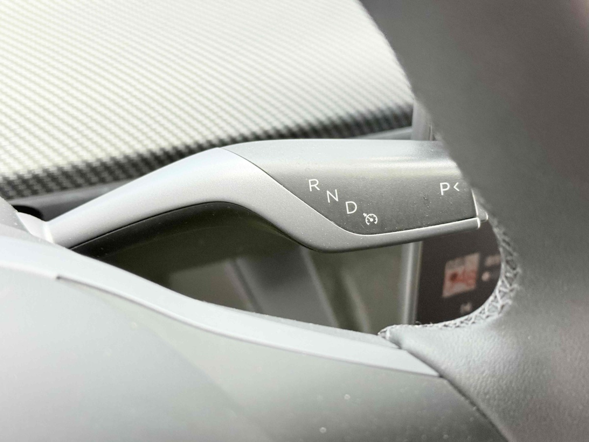 Tesla Model Y 2023 car image #17