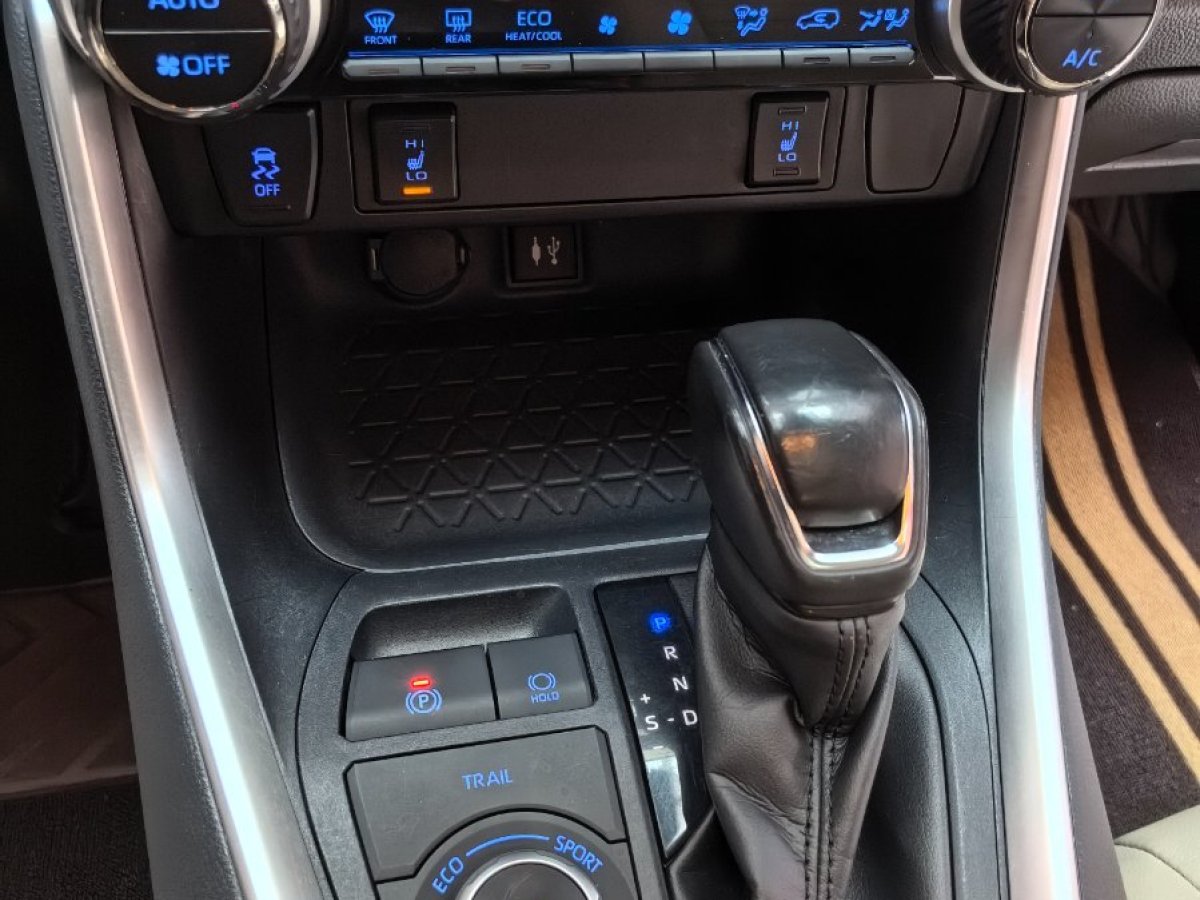 Toyota RAV4 2020 car image #17