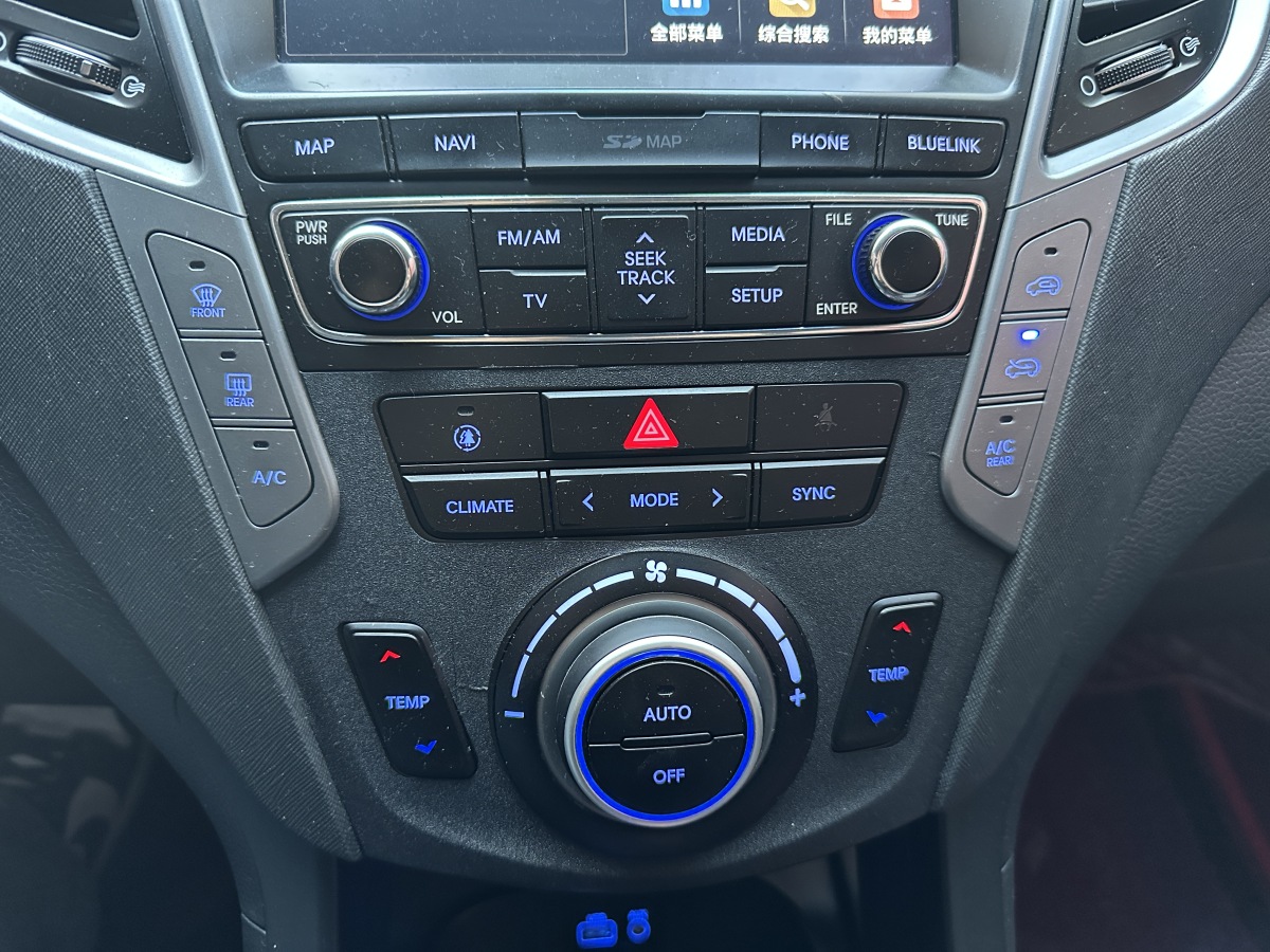 Hyundai Santa Fe 2018 car image #17