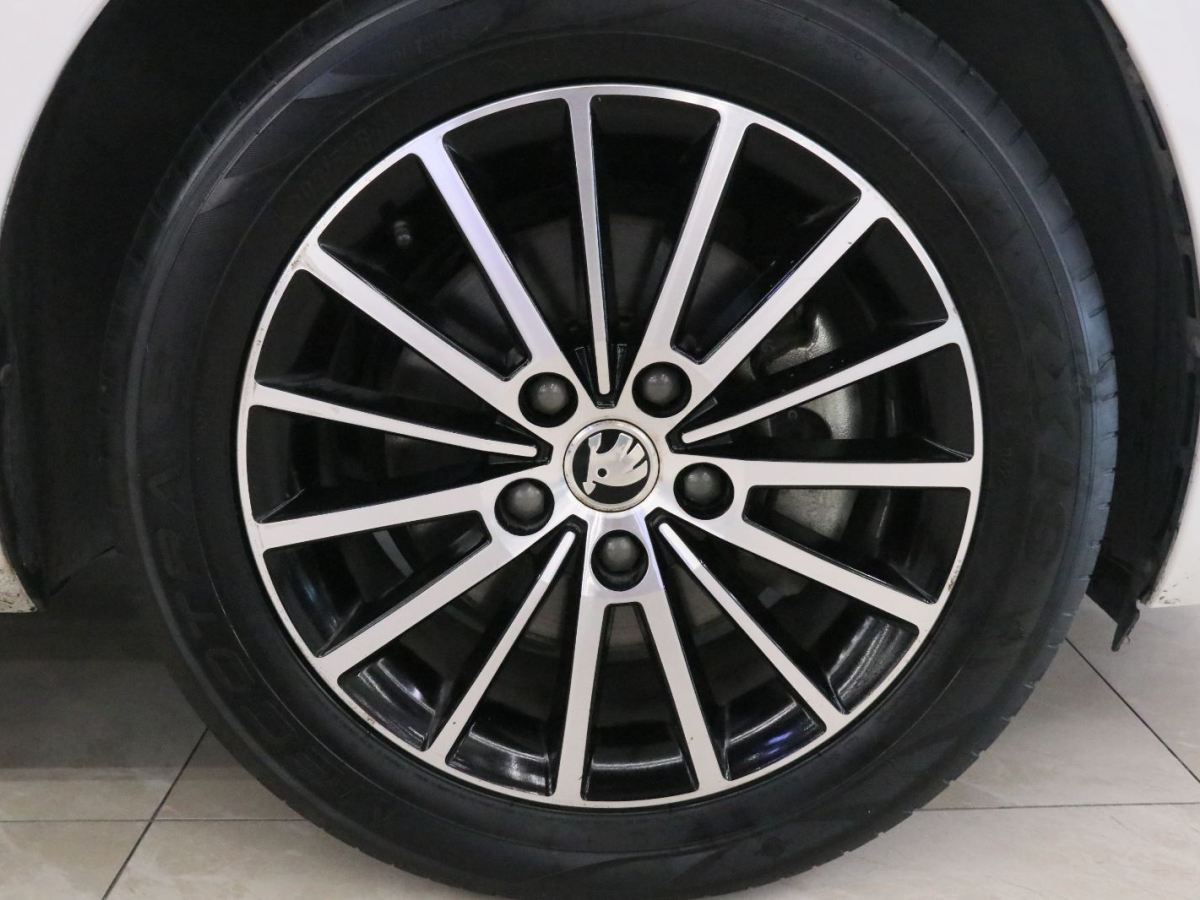 Skoda Octavia 2020 car image #17
