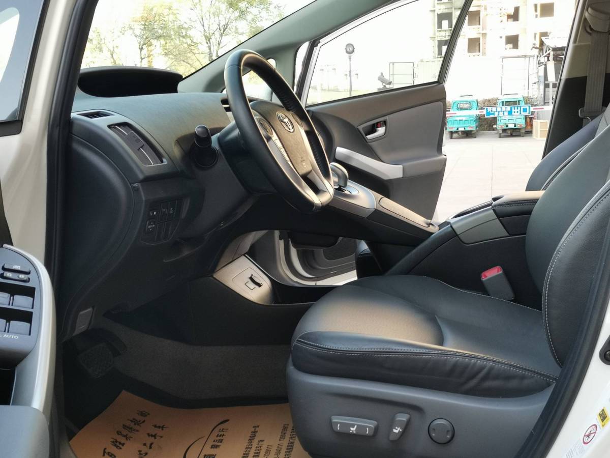 Toyota Prius 2015 car image #17