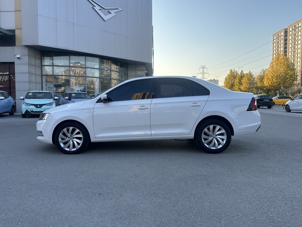 Skoda Rapid 2018 car image #17