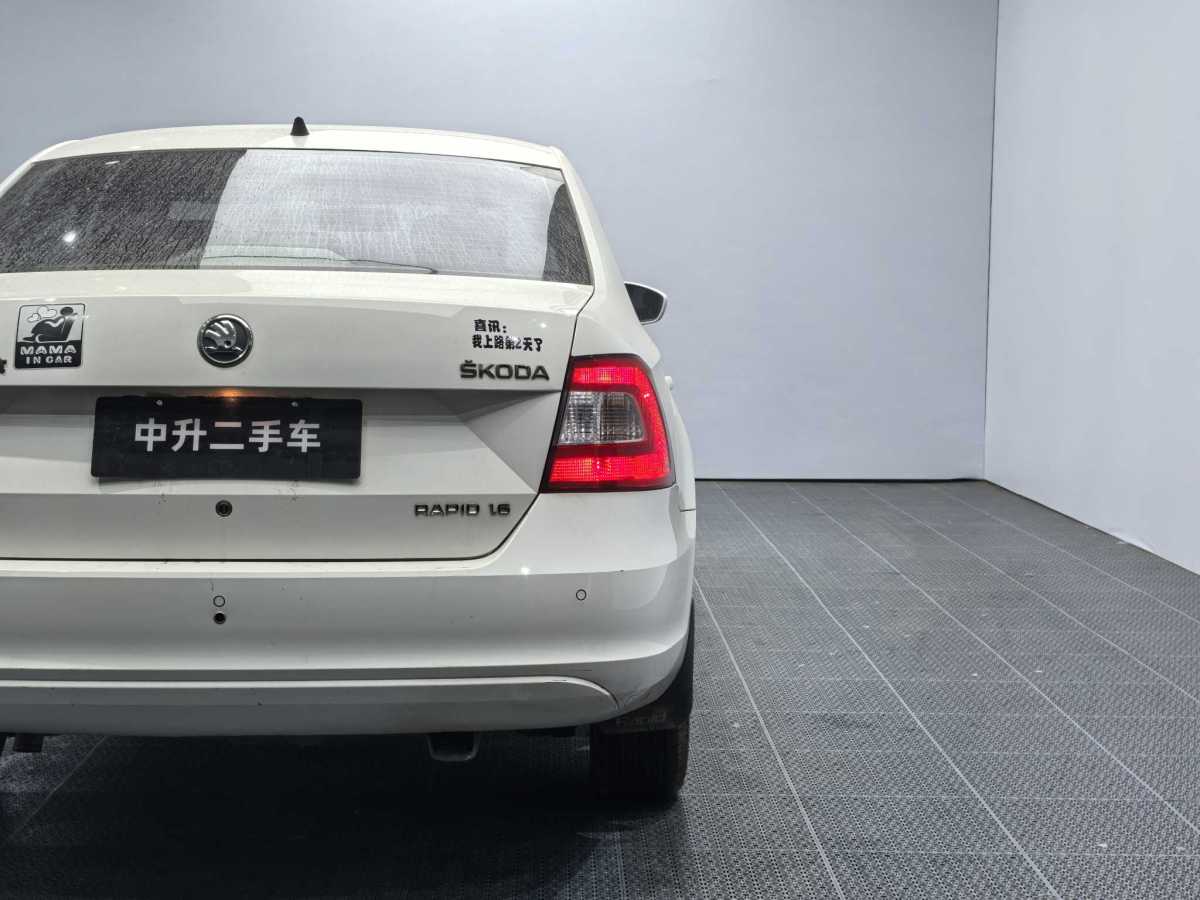 Skoda Rapid 2014 car image #17