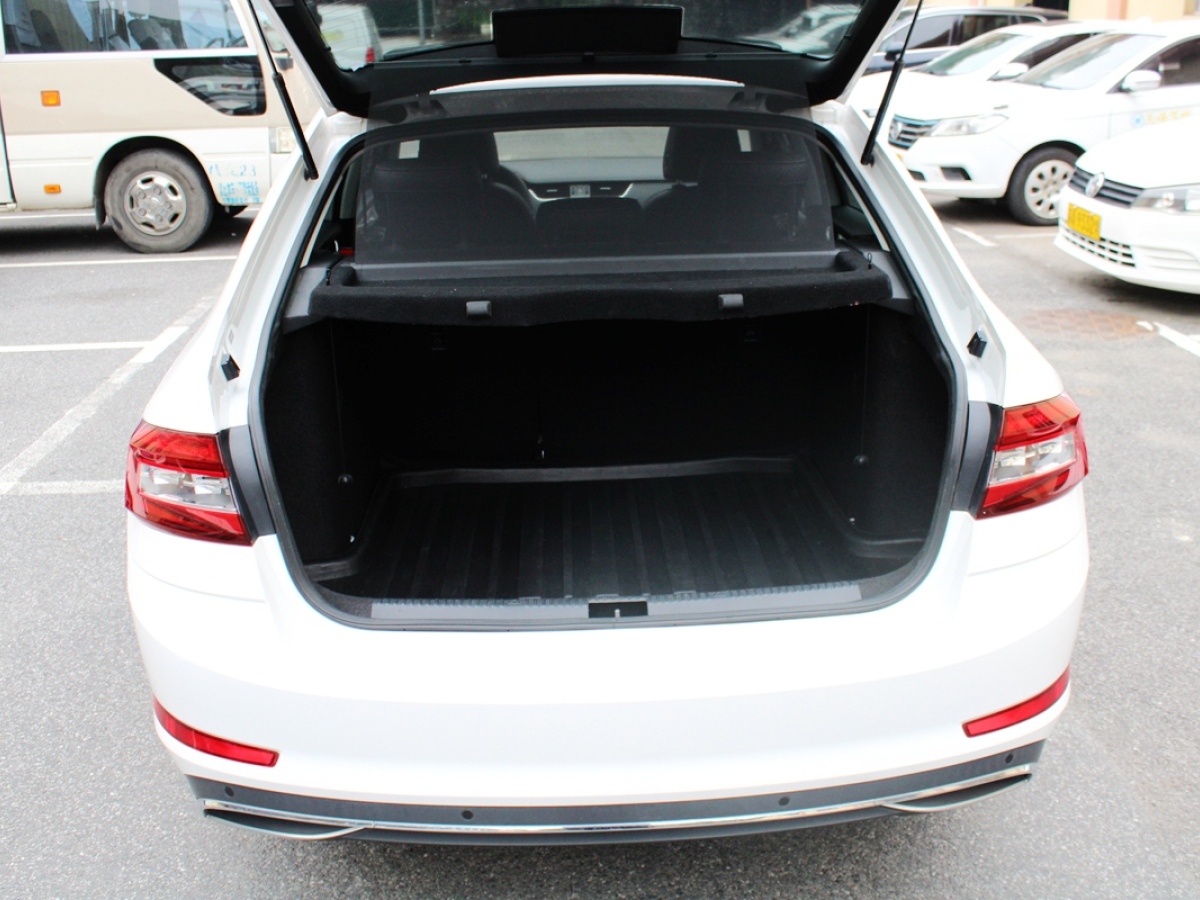 Skoda Octavia 2020 car image #17
