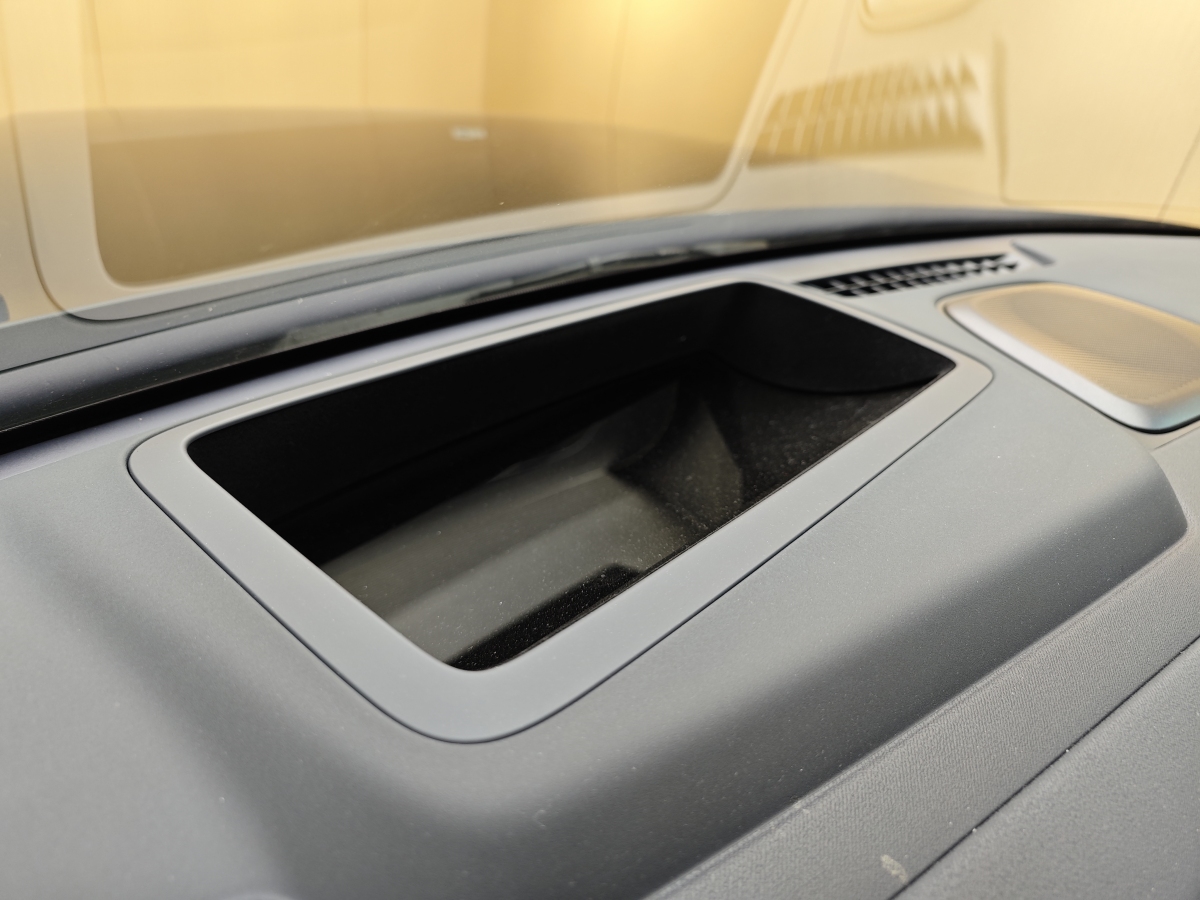 Lynk & Co 900 2025 car image #17