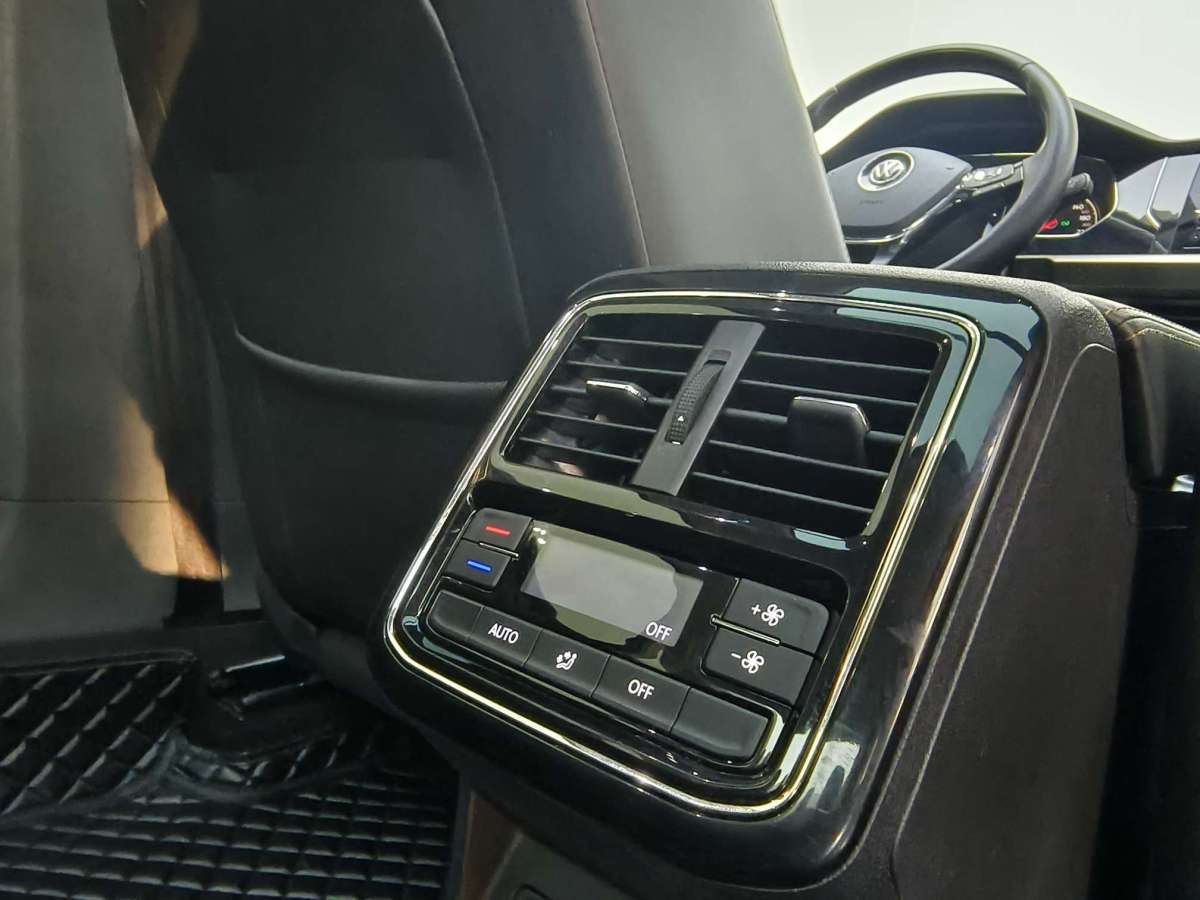 Volkswagen Passat 2020 car image #17