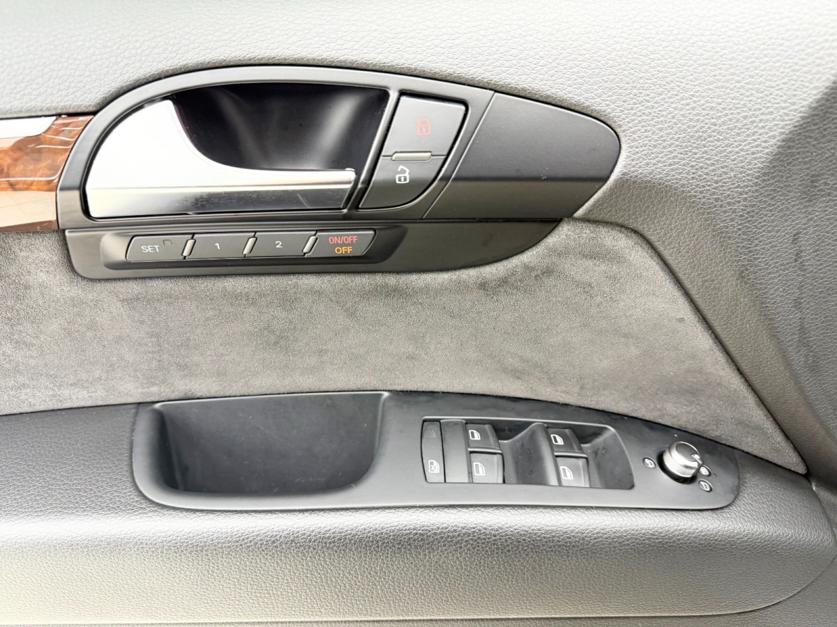 Audi Q7 2010 car image #17