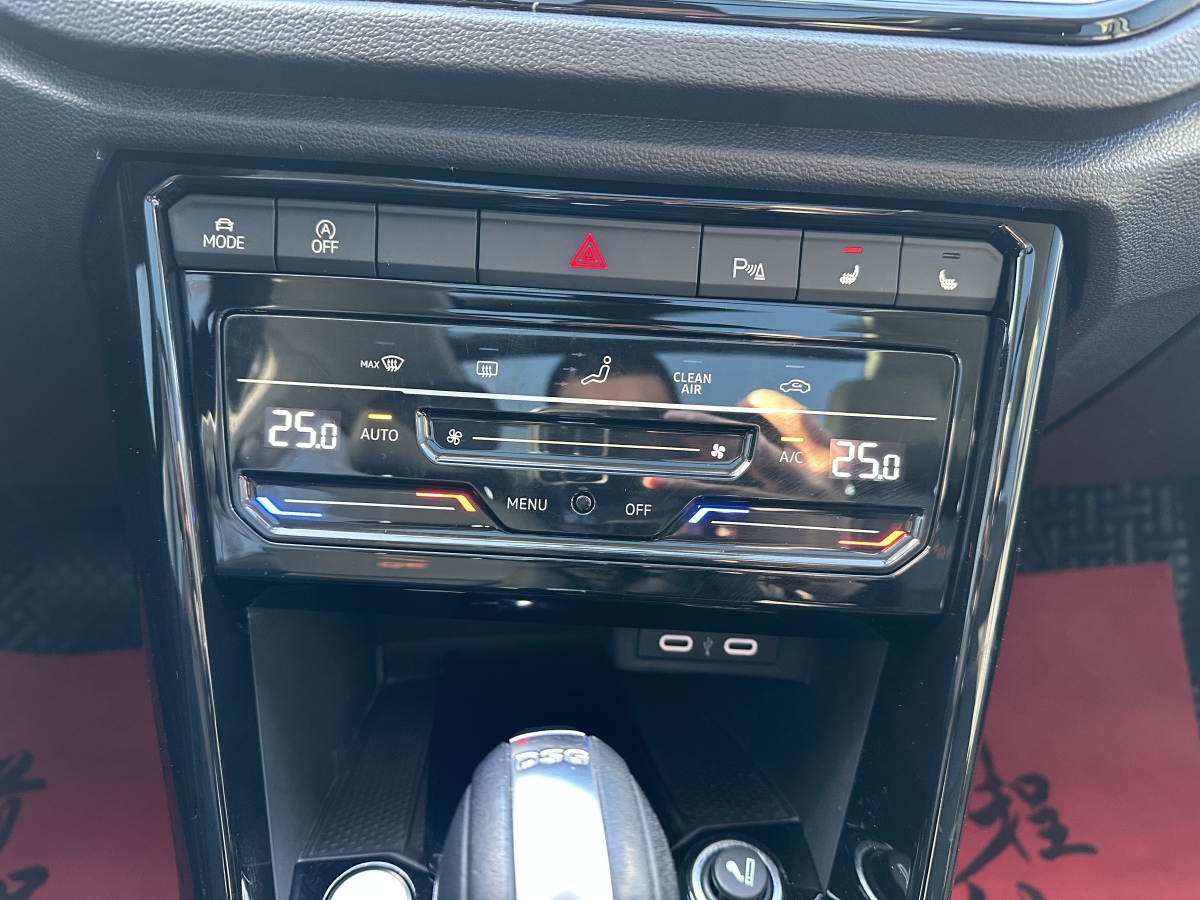 Volkswagen T-Roc 2021 car image #17