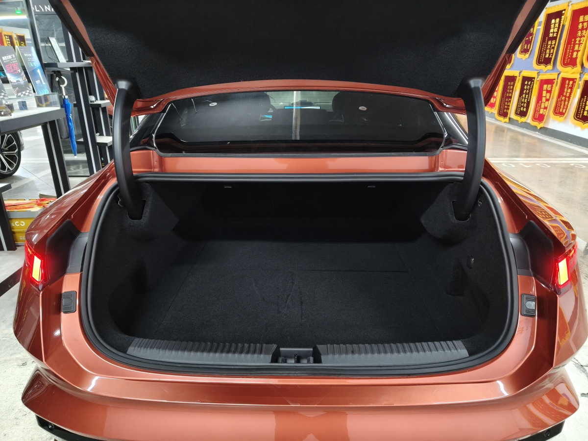 Lynk & Co Z10 2025 immagine di auto #17
