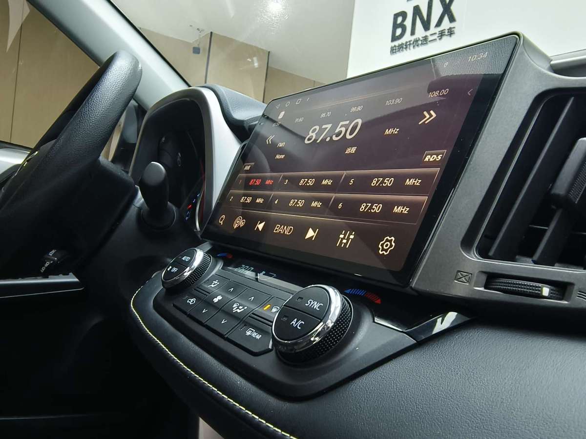 Toyota RAV4 2019 car image #17