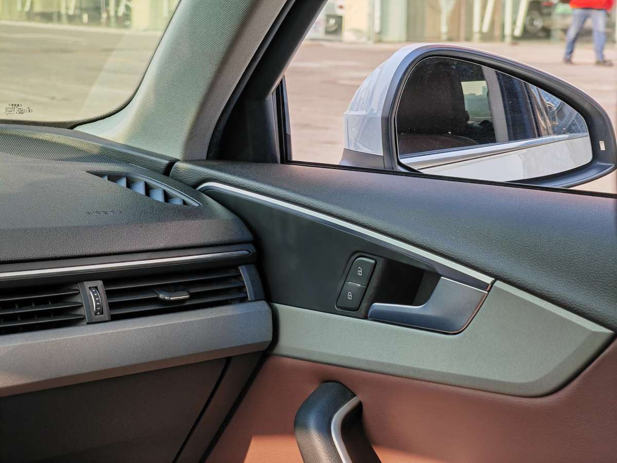 Audi A4L 2018 car image #17