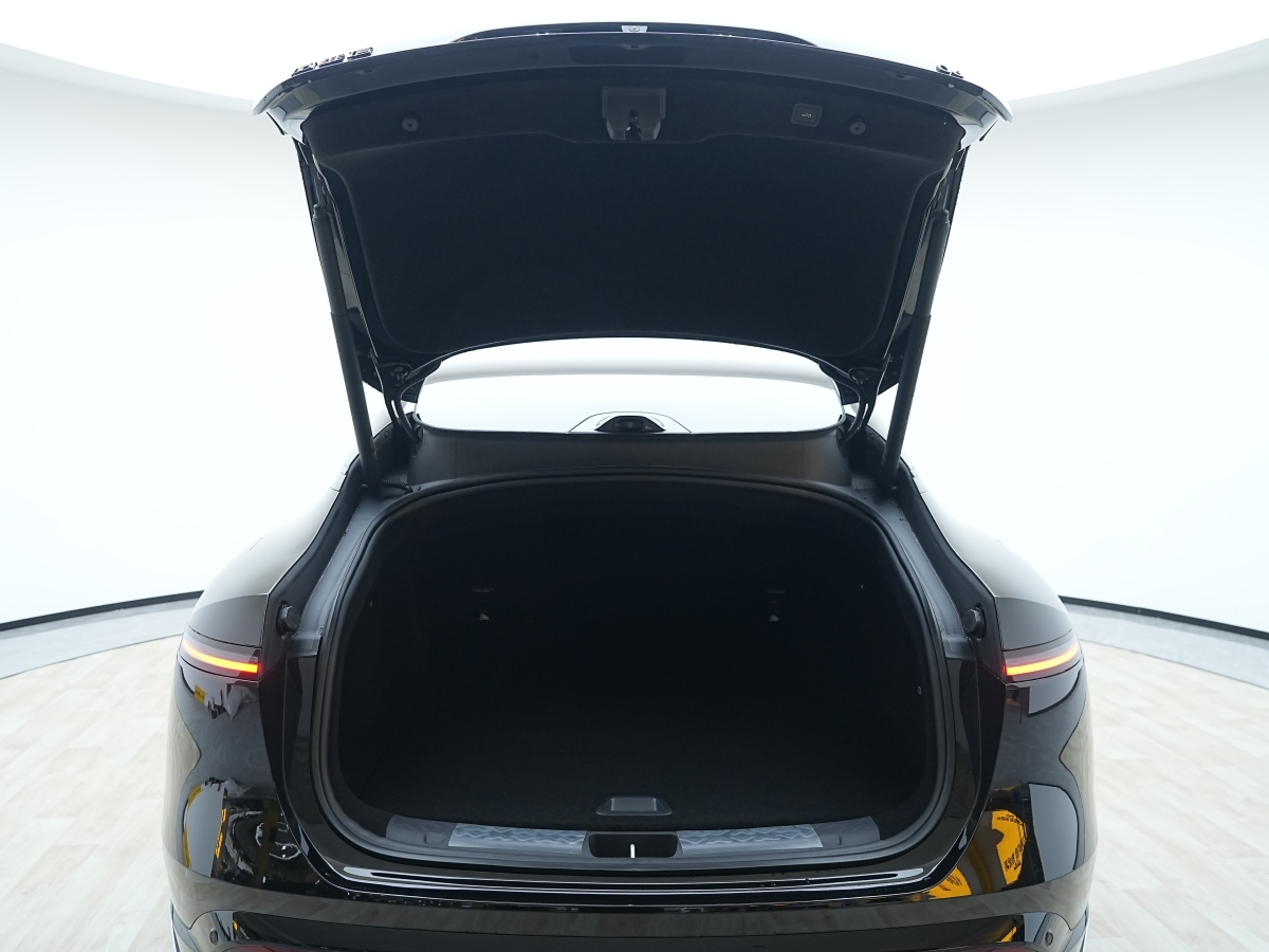 Avatr 06 2025 car image #17