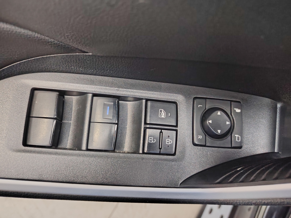 Toyota RAV4 2021 car image #17