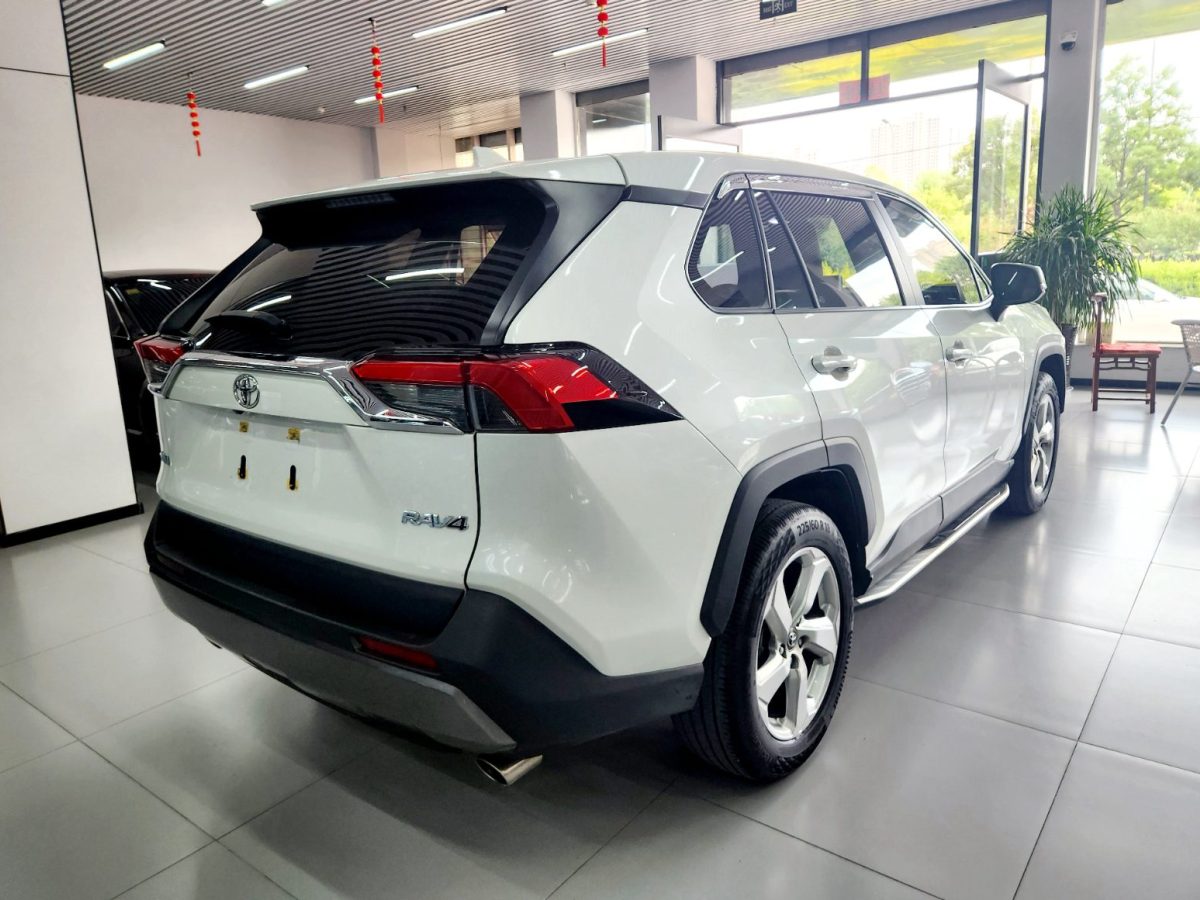Toyota RAV4 2022 car image #17