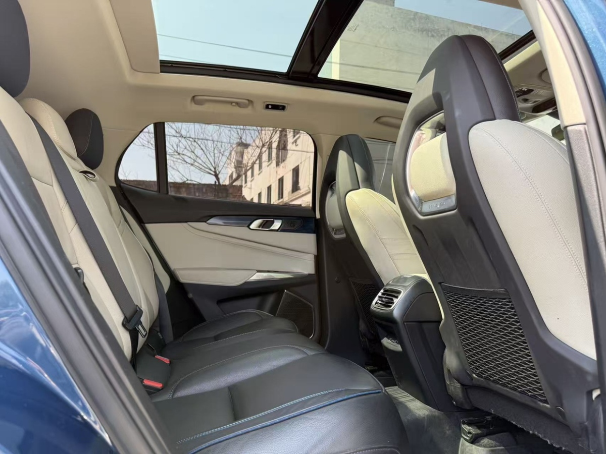 Lynk & Co 01 2019 #17 Lynk & Co 01 2019 car image #17