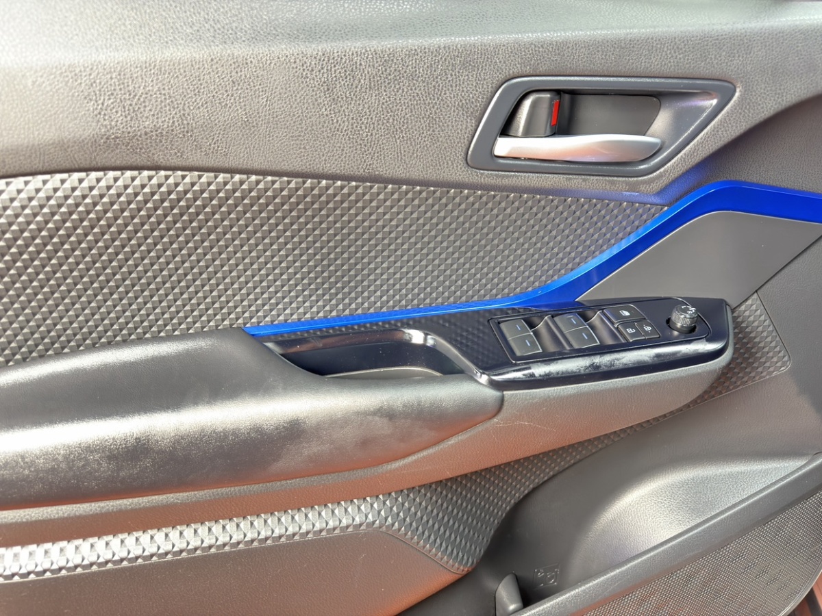 Toyota C-HR 2021 car image #17