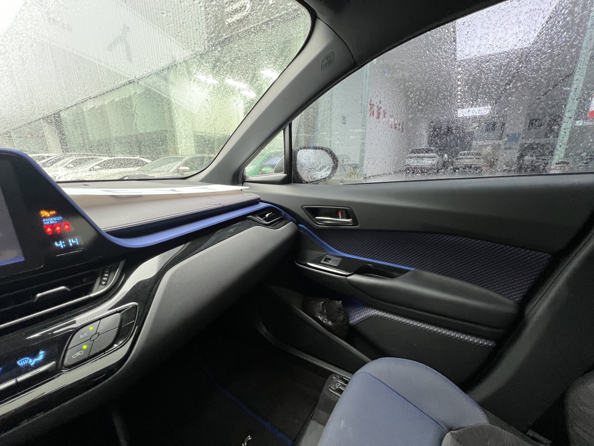 Toyota C-HR 2019 car image #17