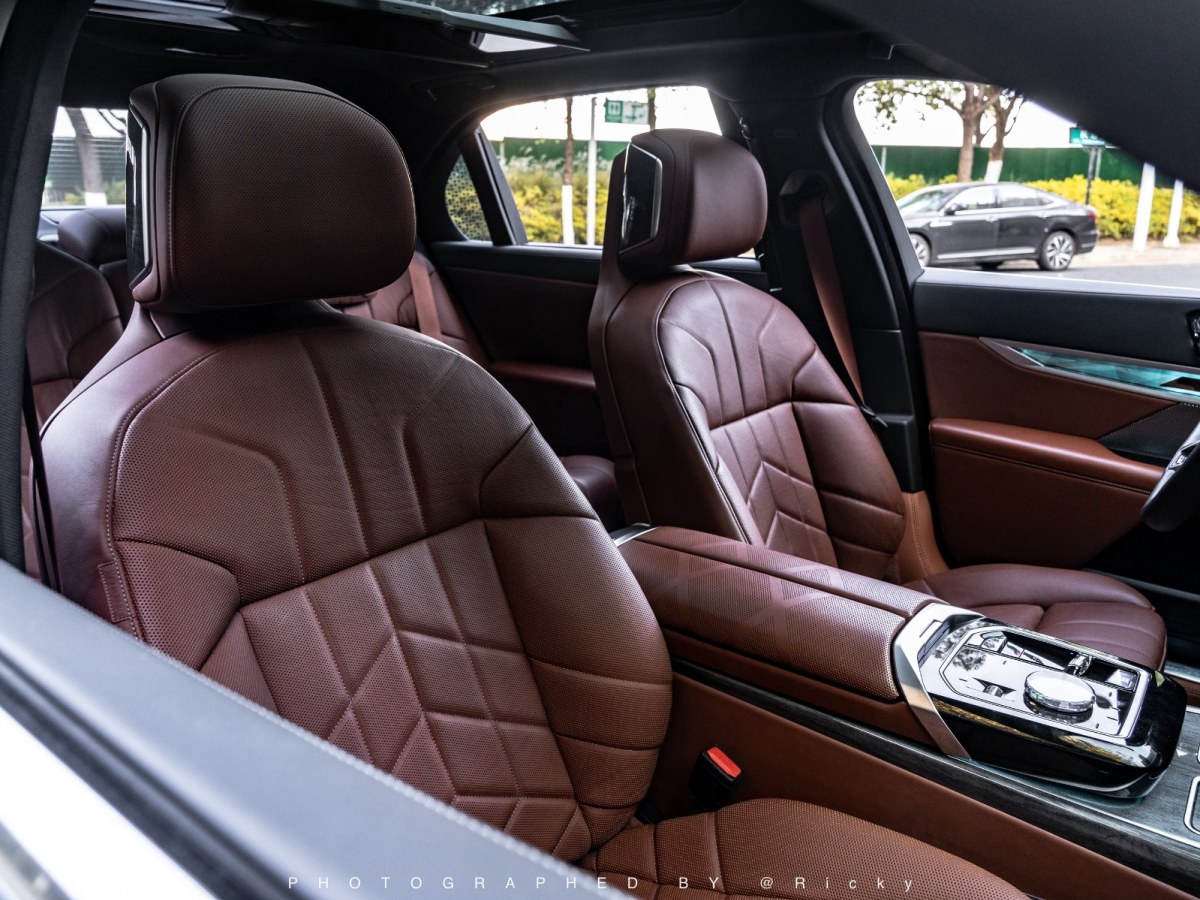 BMW 7 Series 2023 car image #17