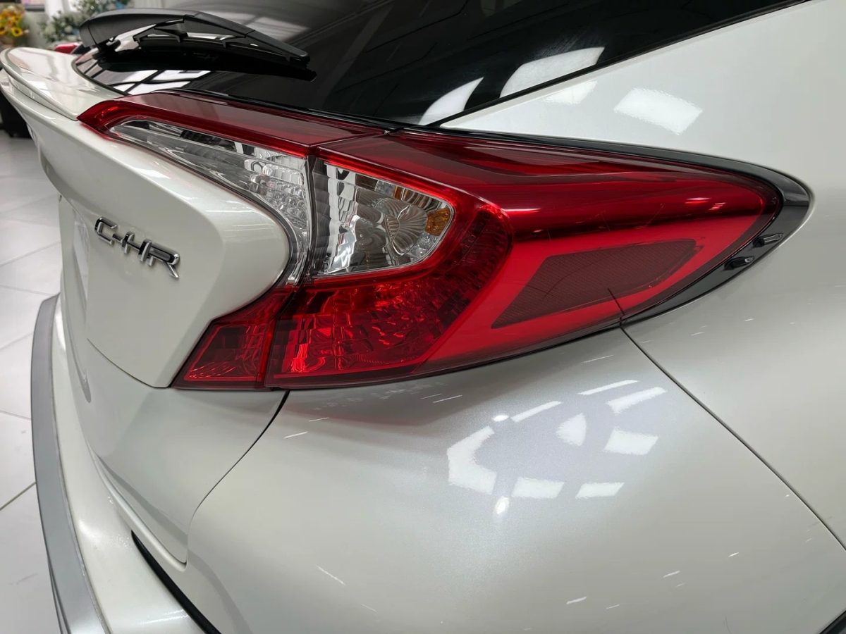 Toyota C-HR 2018 car image #17