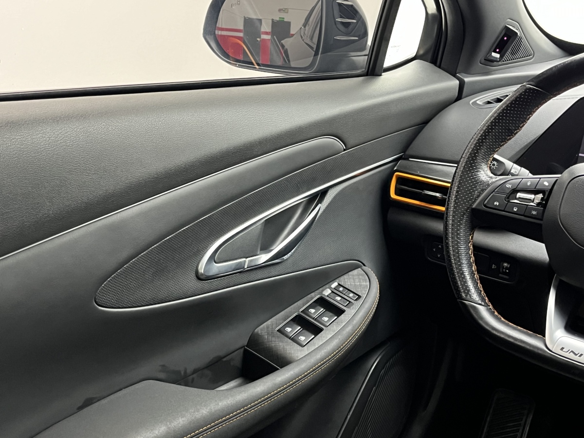 Changan UNI-T 2021 صورة سيارة #17