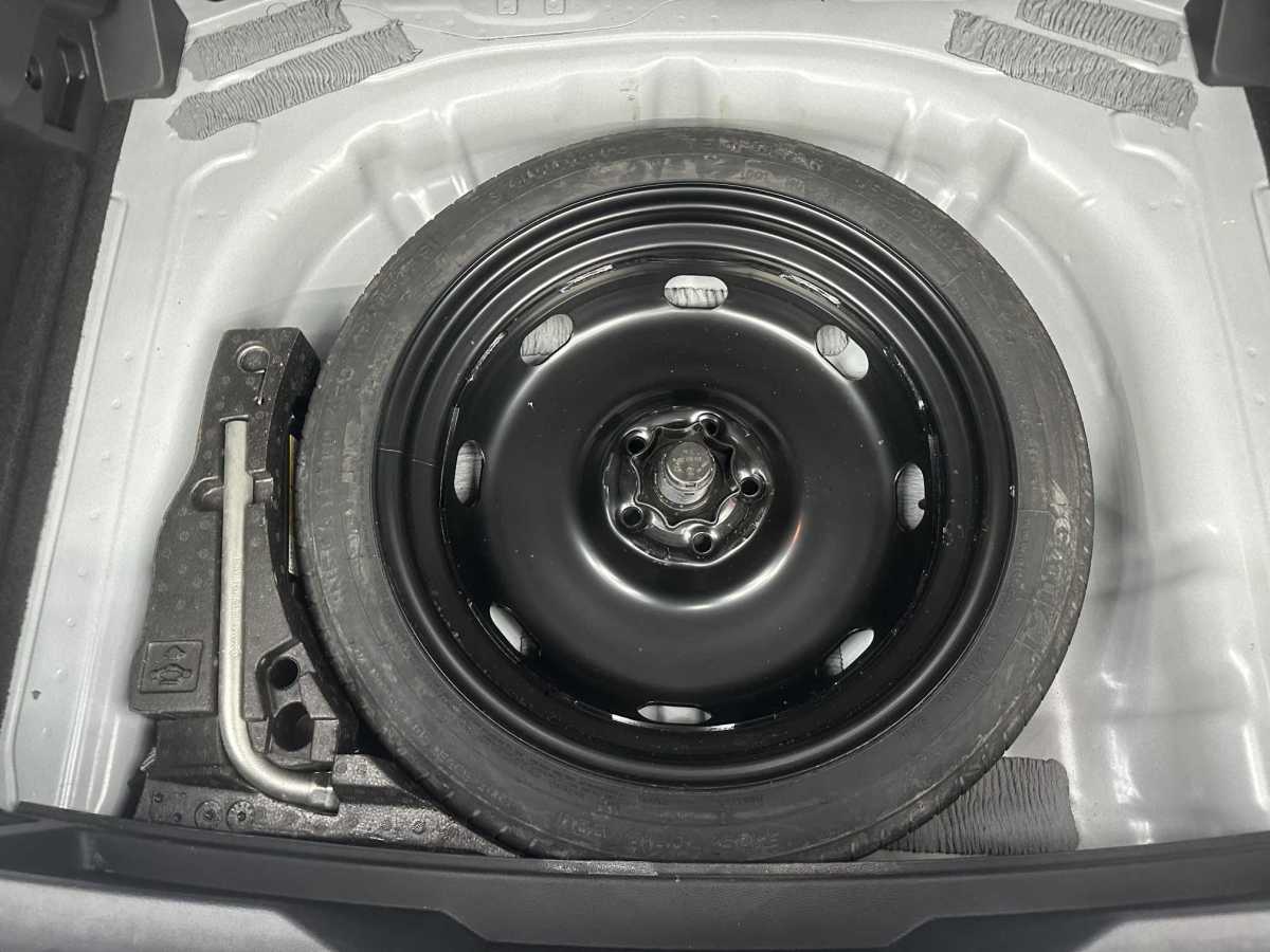 Volkswagen T-Roc 2024 car image #17