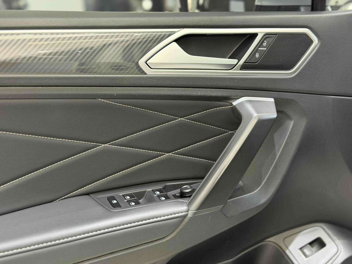 Volkswagen Tiguan L 2022 car image #17