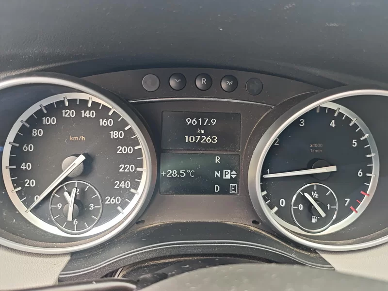 Mercedes-Benz R Class 2013 car image #17