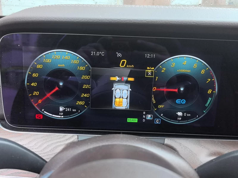 Mercedes-Benz E Class New Energy 2023 car image #17