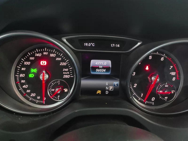 Mercedes-Benz GLA Class 2018 car image #17