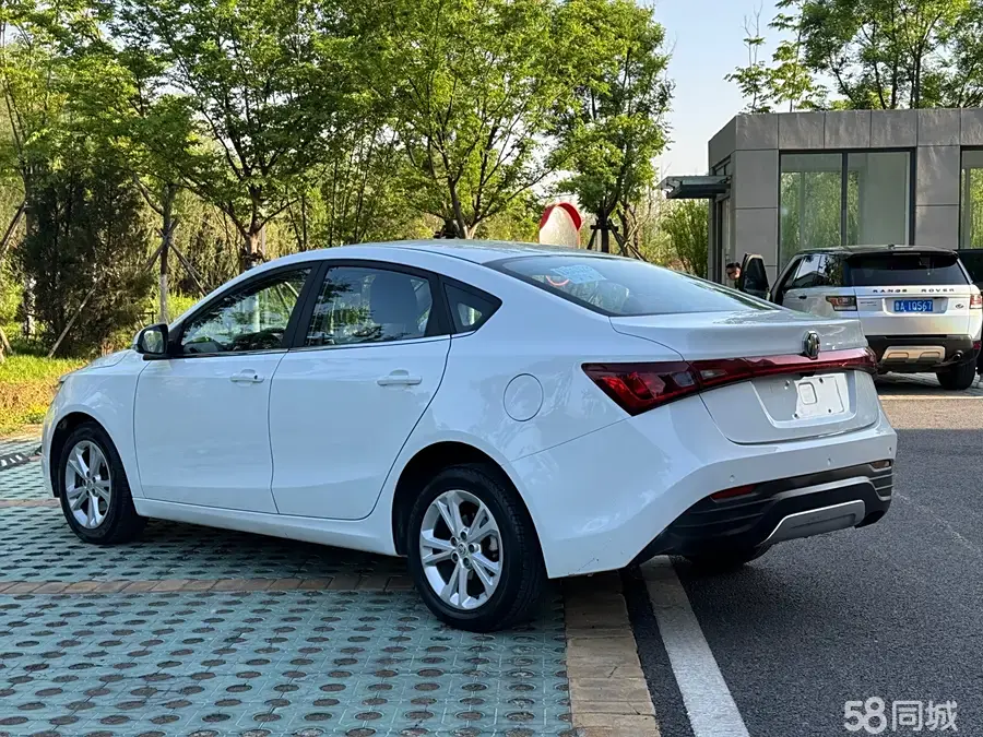 MG GT 2014 car image #17