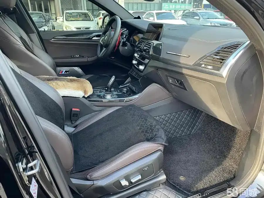 BMW X4 2020 car image #17