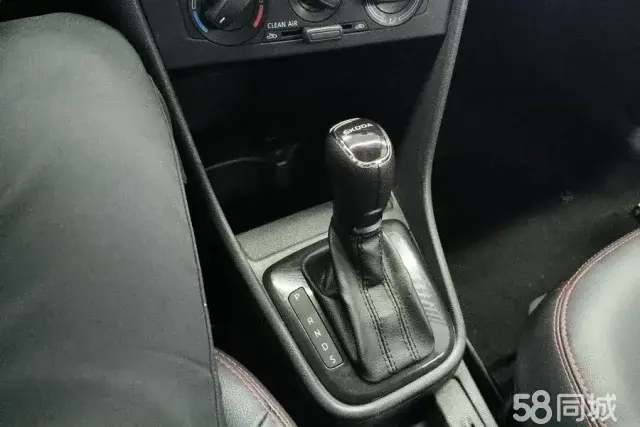 Skoda Rapid Spaceback 2018 car image #17