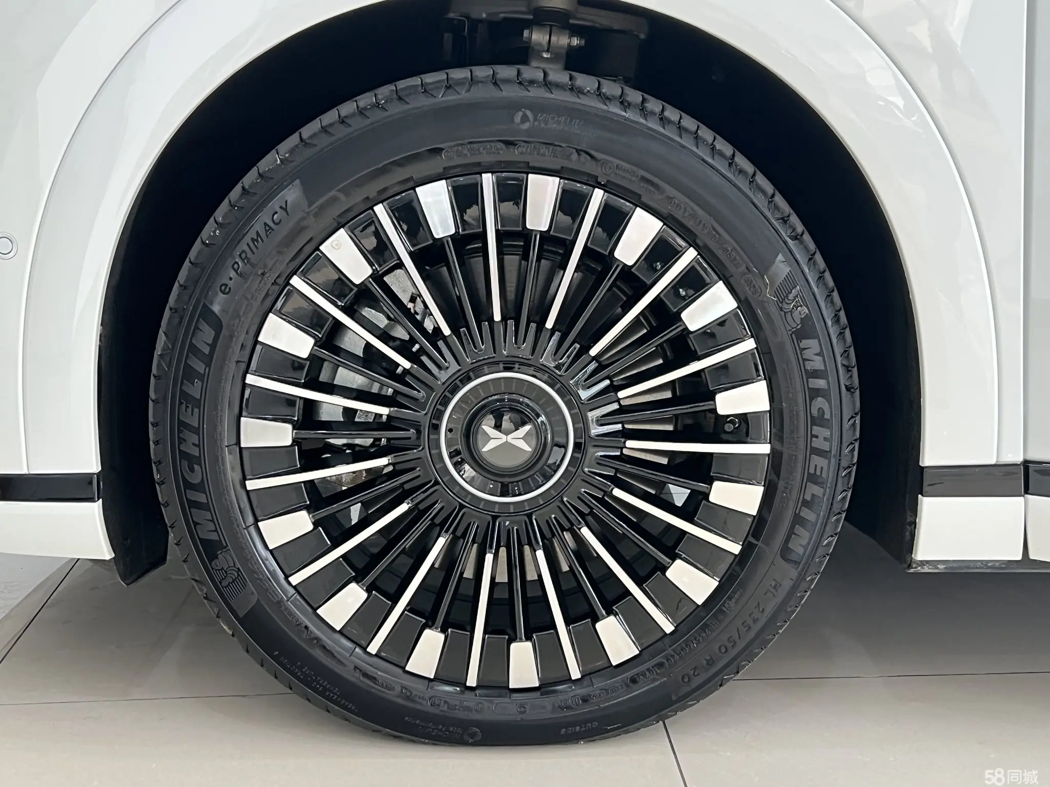 Xpeng X9 2025 car image #17