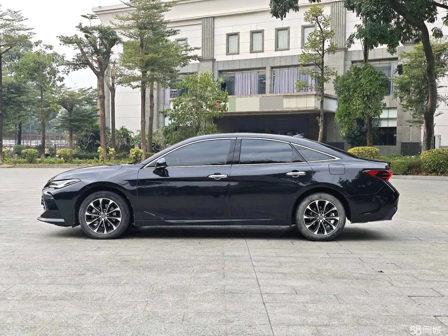Toyota Avalon 2022 car image #17